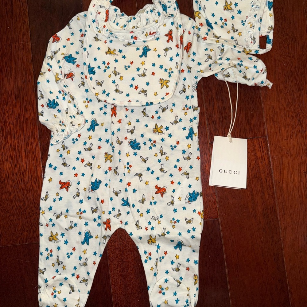 Gucci Kids Star and Animal Print Footie - White and Blue